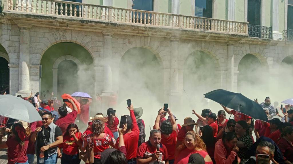 Reprimen con extintores a maestros en Yucatán: Gobierno de Díaz Mena responde con gas a protesta pacífica.